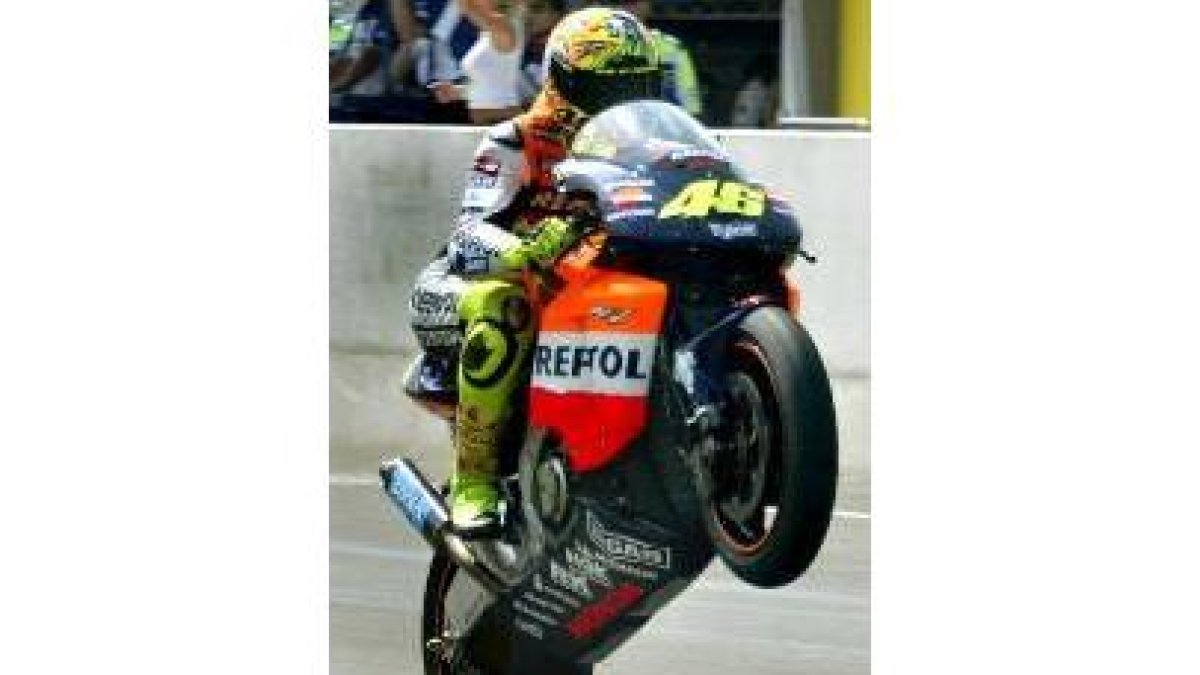Valentino Rossi expresa el júbilo que no pudieron alcanzar los españoles