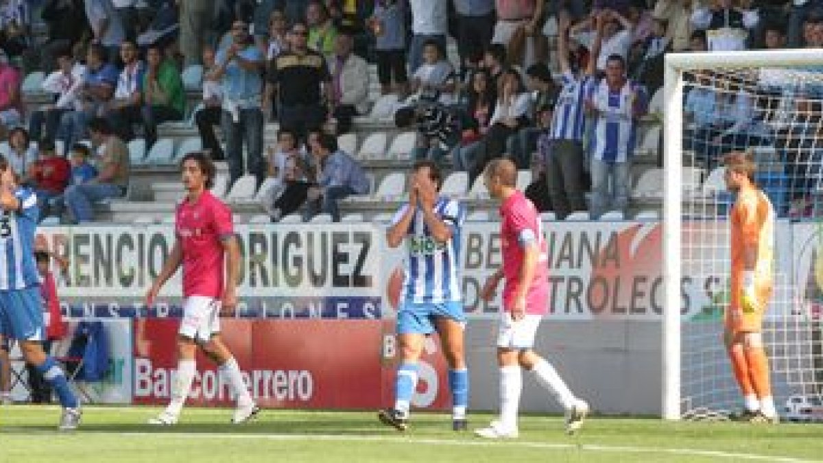 Gaizka Sáizar se lamenta entre dos defensas locales por la gran ocasión fallada