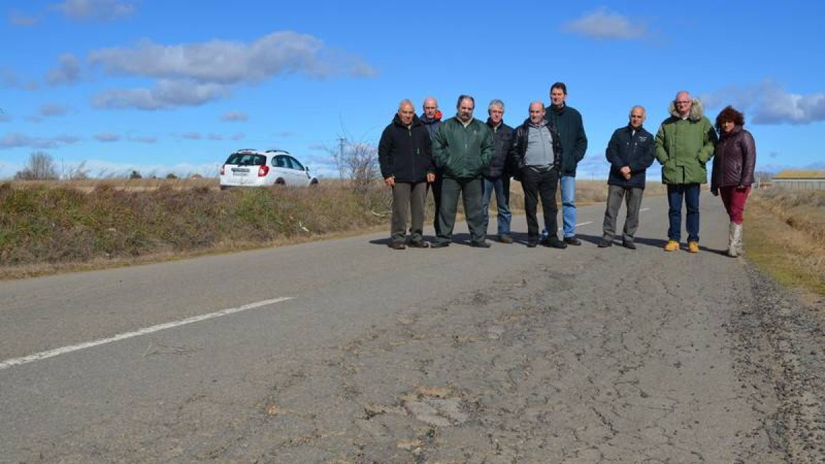 Los alcaldes reunidos en Zotes del Páramo, en uno de los tramos con más desperfectos de la LE-413
