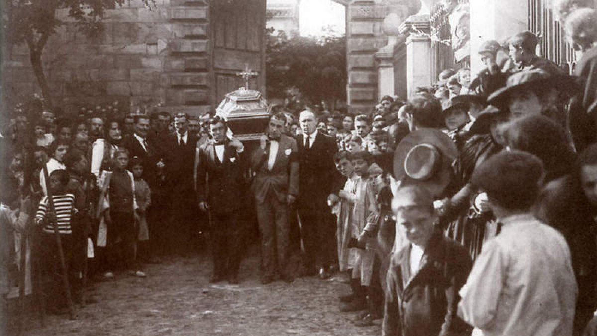 Astorga se volcó acompañando el entierro del torero, cuyos restos permanecieron en el cementerio maragato hasta 1924.
