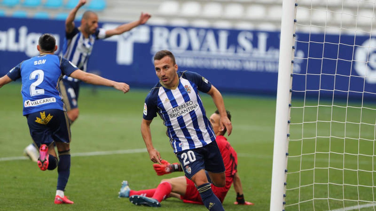 Pablo Valcarce ha logrado tres goles cruciales para su equipo esta campaña, el último de ellos el lunes ante el Elche. L. DE LA MATA
