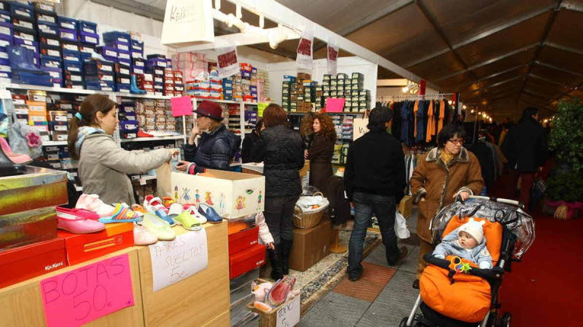 Aspecto que presentaba la última edición de la feria de las rebajas en los andenes del museo.