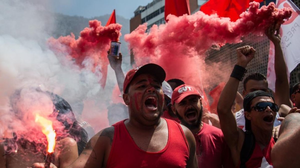 Fieles al Partido de los Trabajadores muestran su apoyo al expresidente brasileño Lula da Silva en Río de Janeiro.