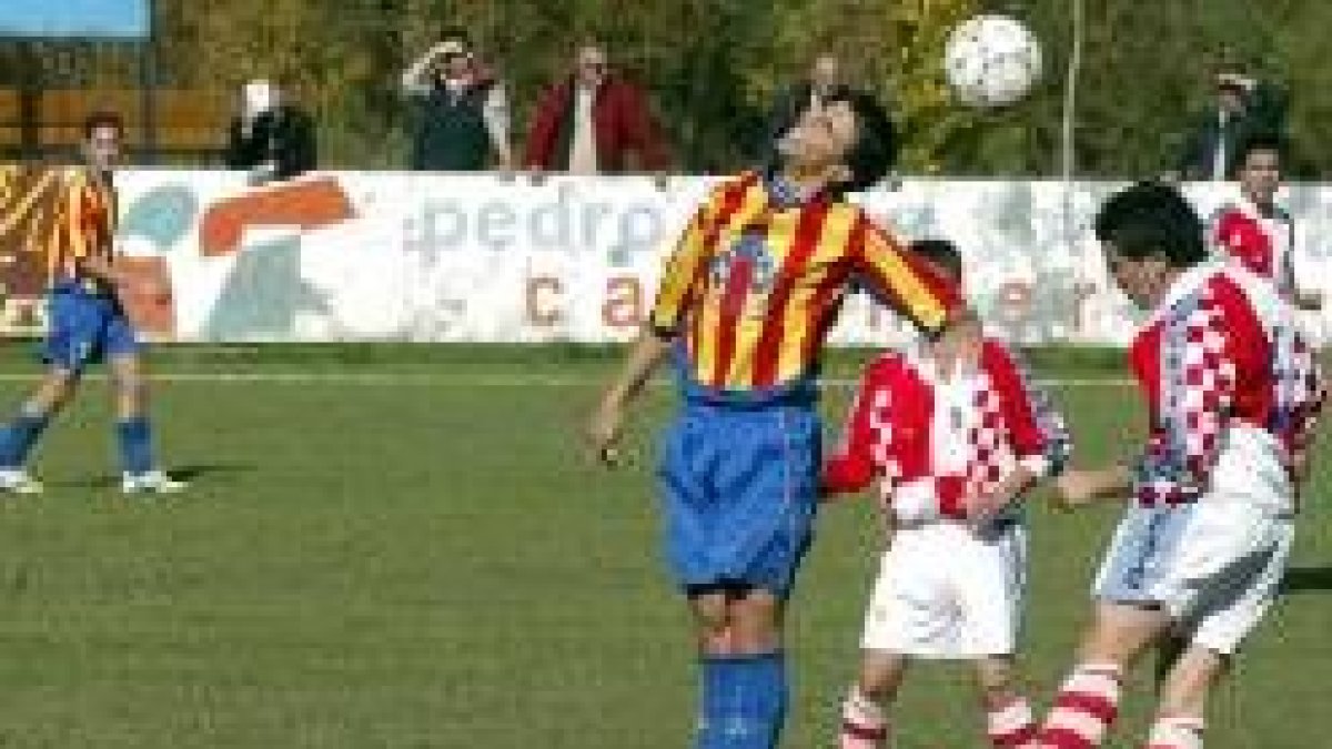 El centro del campo estuvo dominado por los jugadores alequinados durante gran parte del encuentro