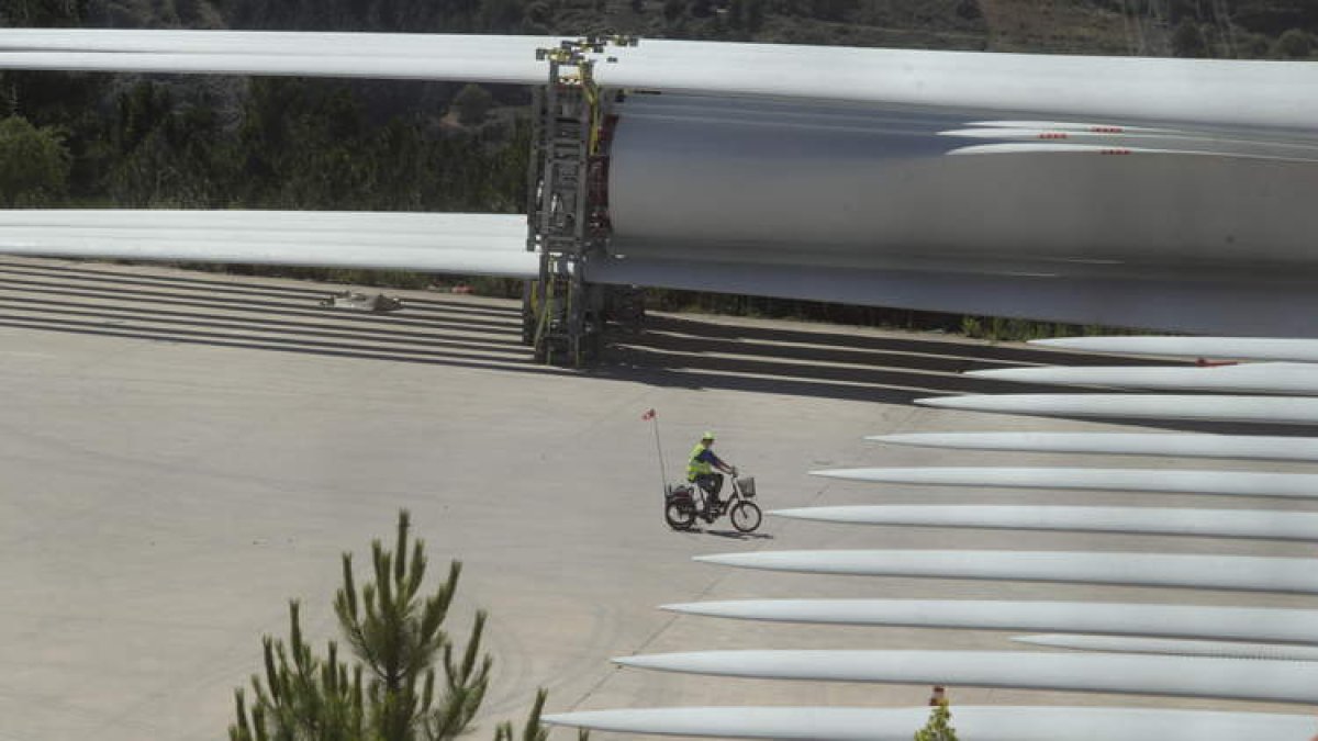 Instalaciones de la factoría de palas eólicas de LM Wind Power en el polígono industrial de La Llanada. L. DE LA MATA