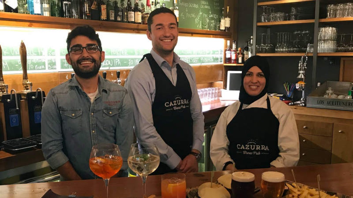 Entre su oferta gastronómica destaca su amplia variedad de hamburguesas como la Cazurrina, Cazurra, Ramiro y Urraca. Mención especial merece la Cazurrada (dos hamburguesas Cazurra de 160 gramos cada una, patatas y dos medias pintas a 15 euros). Para conta
