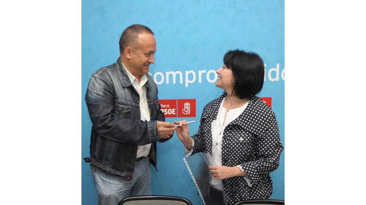 El secretario comarcal del PSOE, Courel, con Ángela Marqués.