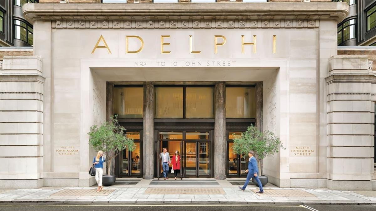 Entrada del edifico Adelphi de Londres. /