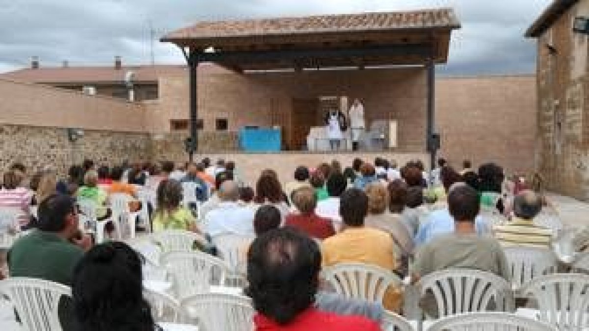 Un momento de una obra de teatro en el patio de Comedias de La Casona en San Feliz de Torío