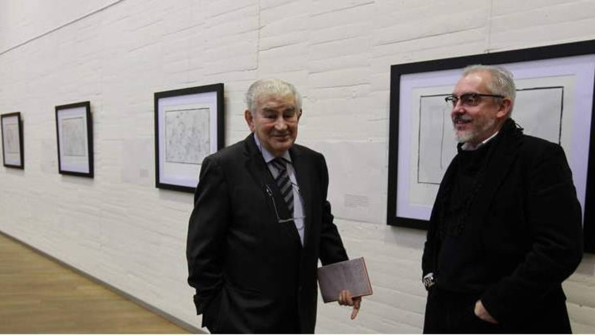 El poeta Antonio Gamoneda y el fotógrafo villafranquino José Antonio Robés, en la exposición en el Auditorio de León.