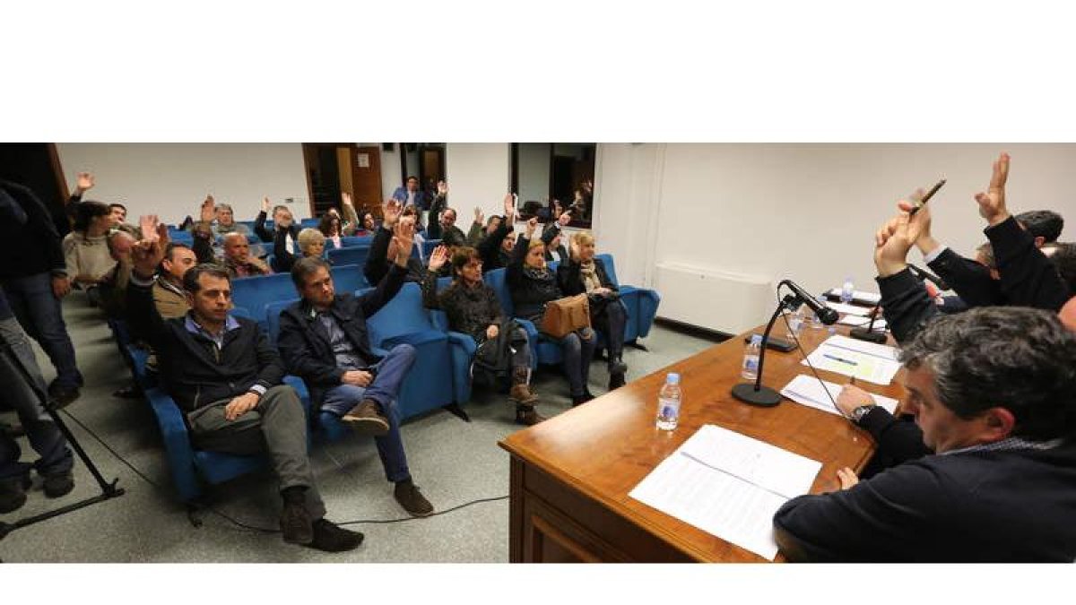 Los grupos políticos del Consejo del Bierzo votaron anoche a favor de ayudas para la cuenca minera faberense y apoyo al sector.