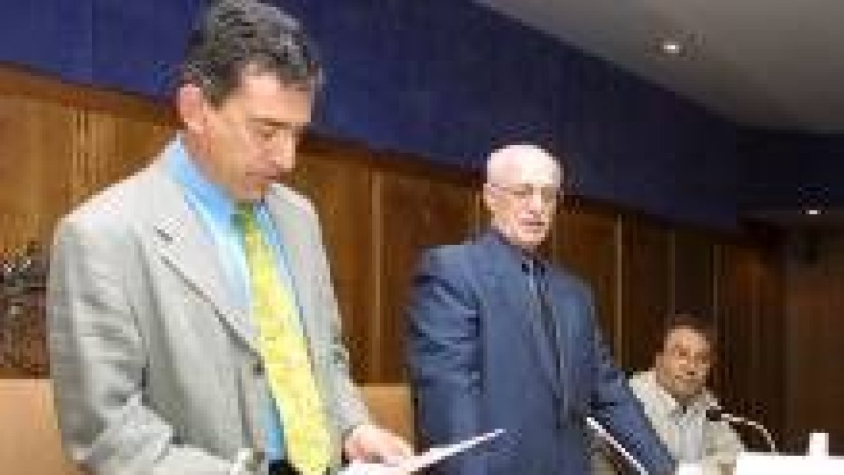 El secretario del Consejo Comarcal en el centro durante el mandato de Jesús Esteban (izquierda)