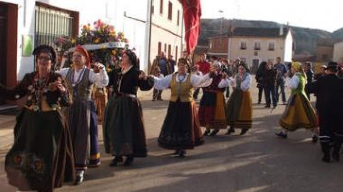 El grupo Esla ante el pendón y los reyes de los quintos, ayer en Cea durante la fiesta.