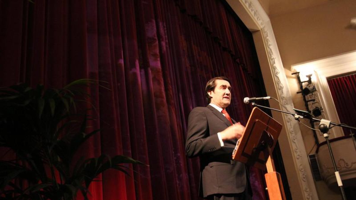 Suárez-Quiñones durante el pregón de la Semana Santa de Ponferrada