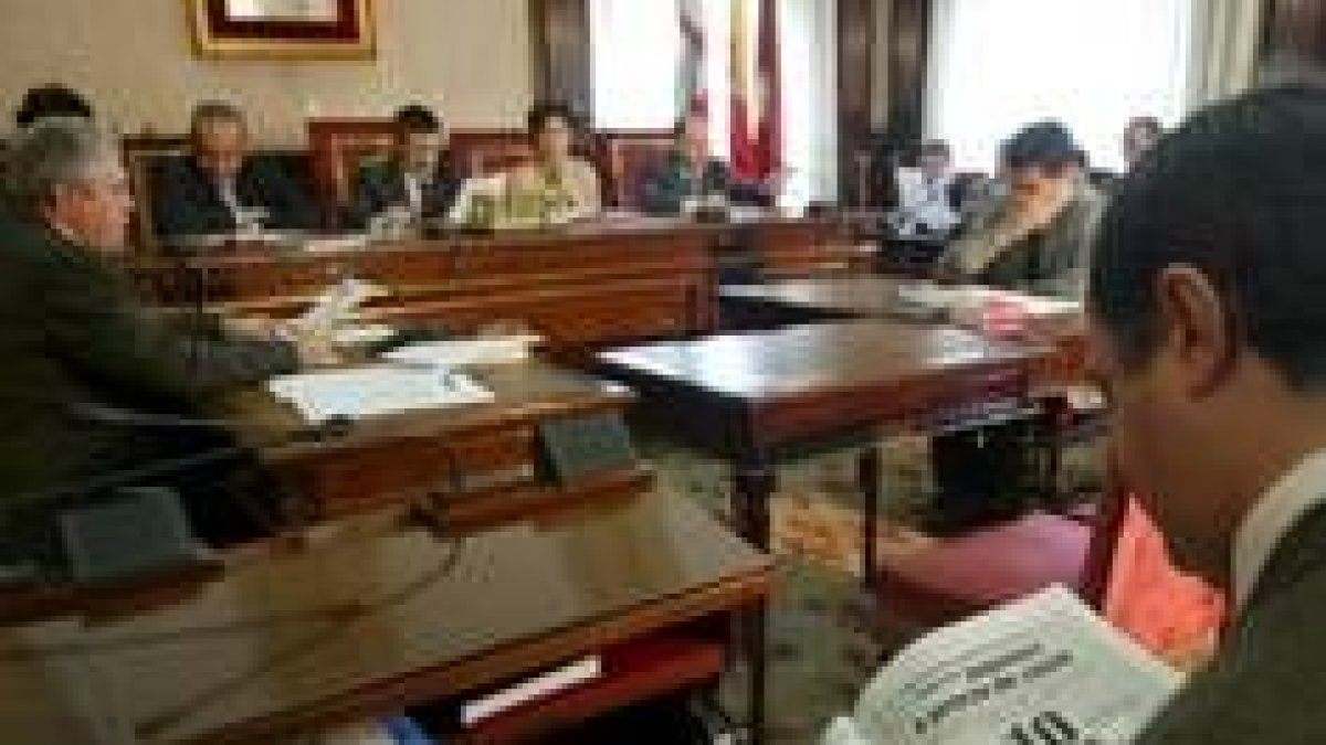 El concejal de Cultura, Alejandro Valderas, en un momento del Pleno mientras lee el periódico