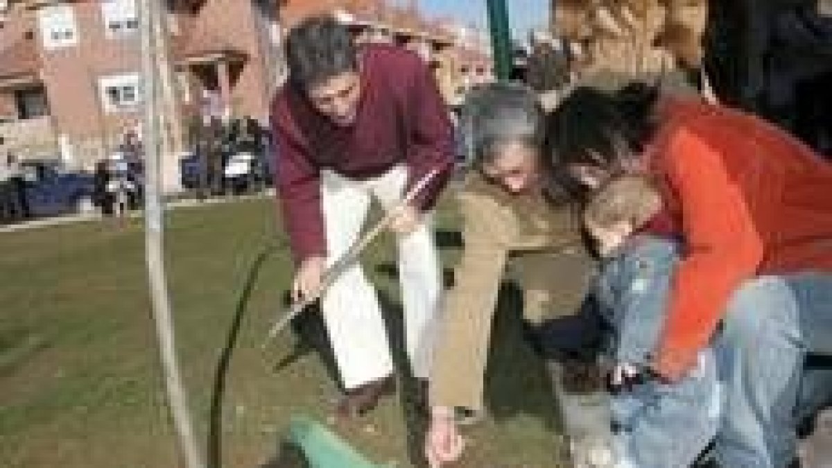 Además de inaugurar el parque, Miguel Martínez descubrió cada una de las placas conmemorativas