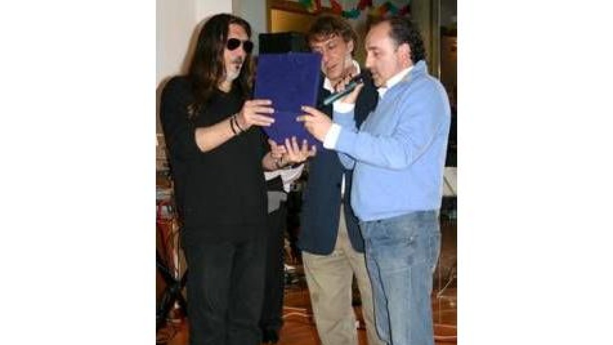 García-Prieto recibe la placa de manos de Lolo y el presidente