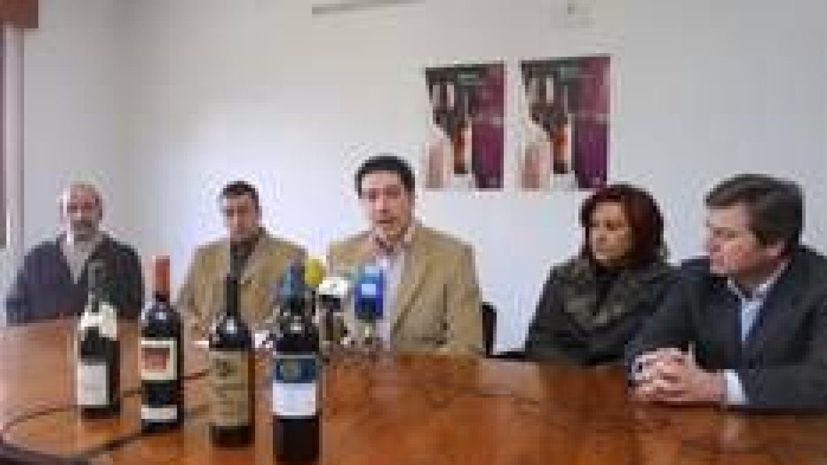 Los responsables de las bodegas ganadoras con los vinos galardonados con los Bacchus