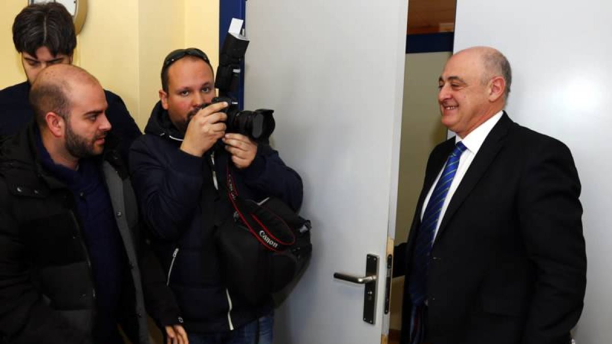 Goyo Chamorro recibido por fotógrafos minutos antes de una rueda de prensa.