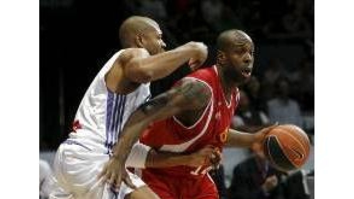 Vázquez (Bilbao) protege el balón ante McDonald