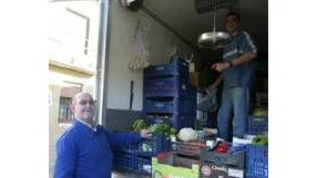 Uno de los pocos vecinos que quedan en Escobar de Campos compra al vendedor ambulante