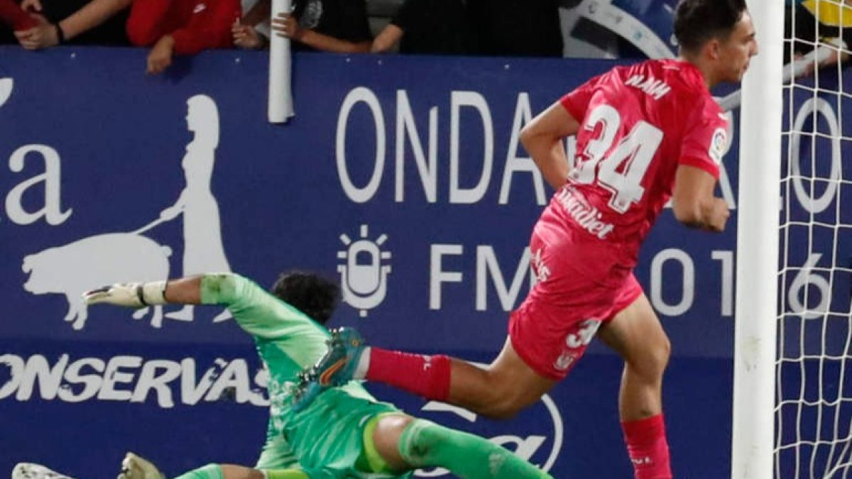Naím, en el momento de anotar el 0-3 para el Leganés la pasada temporada en El Toralín. L. DE LA MATA