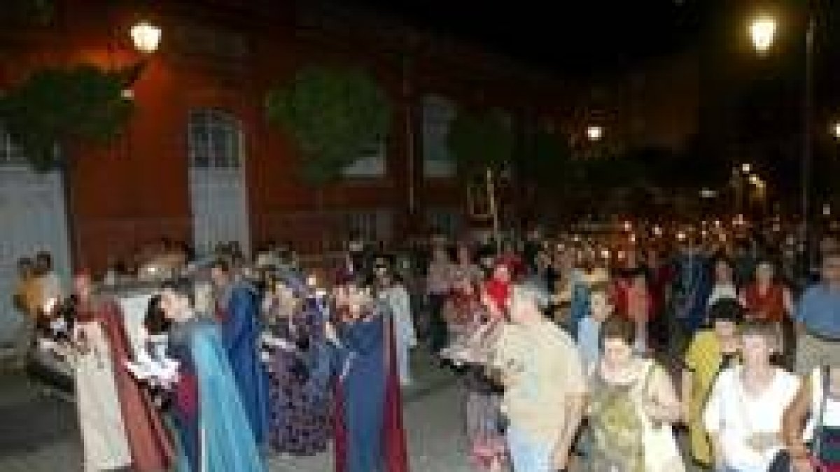 Un momento del recital poético a la luz de las antorchas que se celebró por las calles de la ciudad