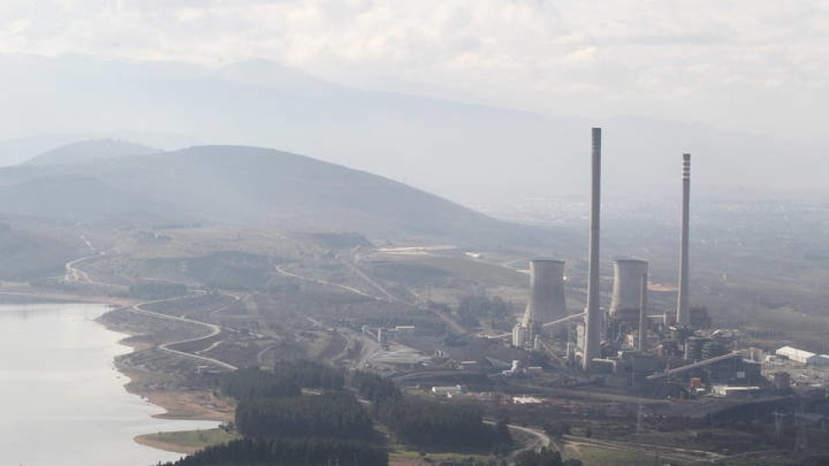 Terrenos de la central térmica de Compostilla en la localidad berciana de Cubillos del Sil. L. DE LA MATA
