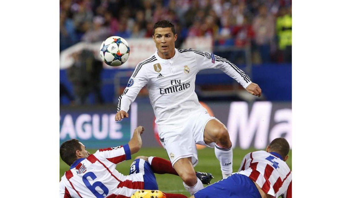 Cristiano Ronaldo escapa entre Koke y Suárez durante el partido de ida.
