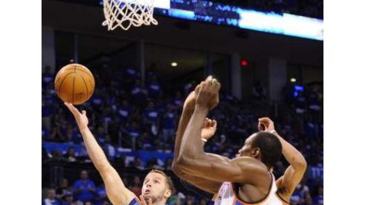 Barea se eleva a la cesta ante dos jugadores del Oklahoma City.