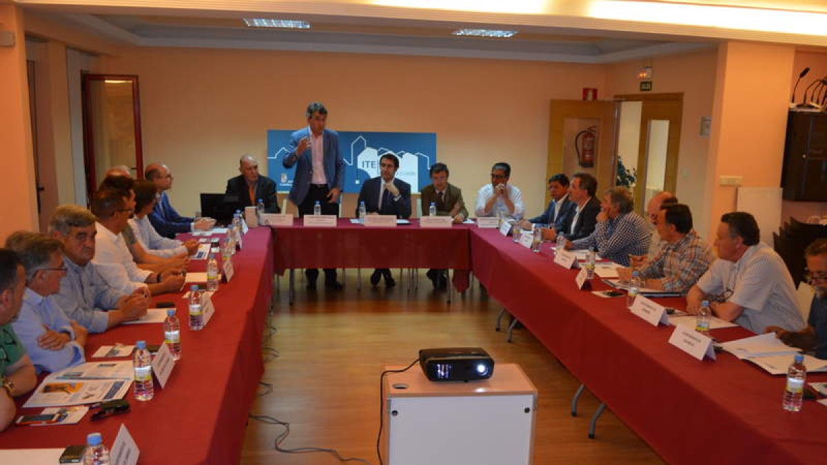Reunión mantenida ayer en Valencia de Don Juan. MEDINA