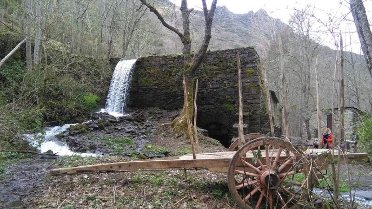 Exteriores de la ancestral herrería situada en el municipio de Ponferrada, cerca de Compludo. L. DE LA MATA