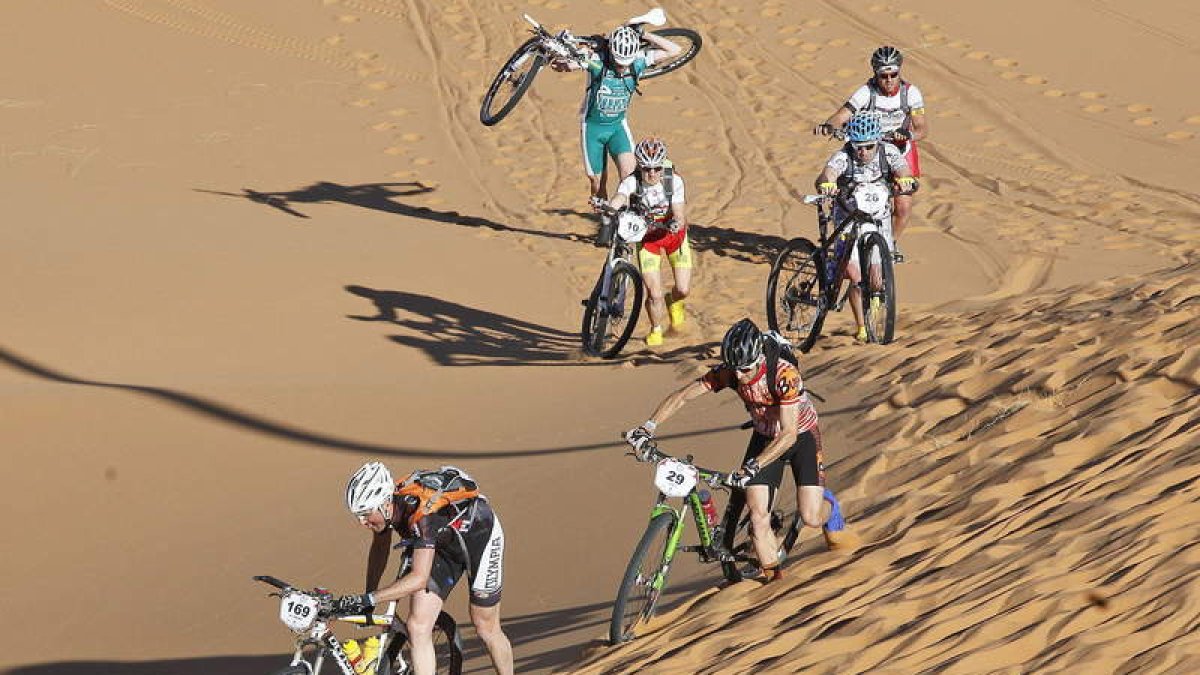 La quinta etapa de la Titan Desert examinó la capacidad de resistencia de los participantes.