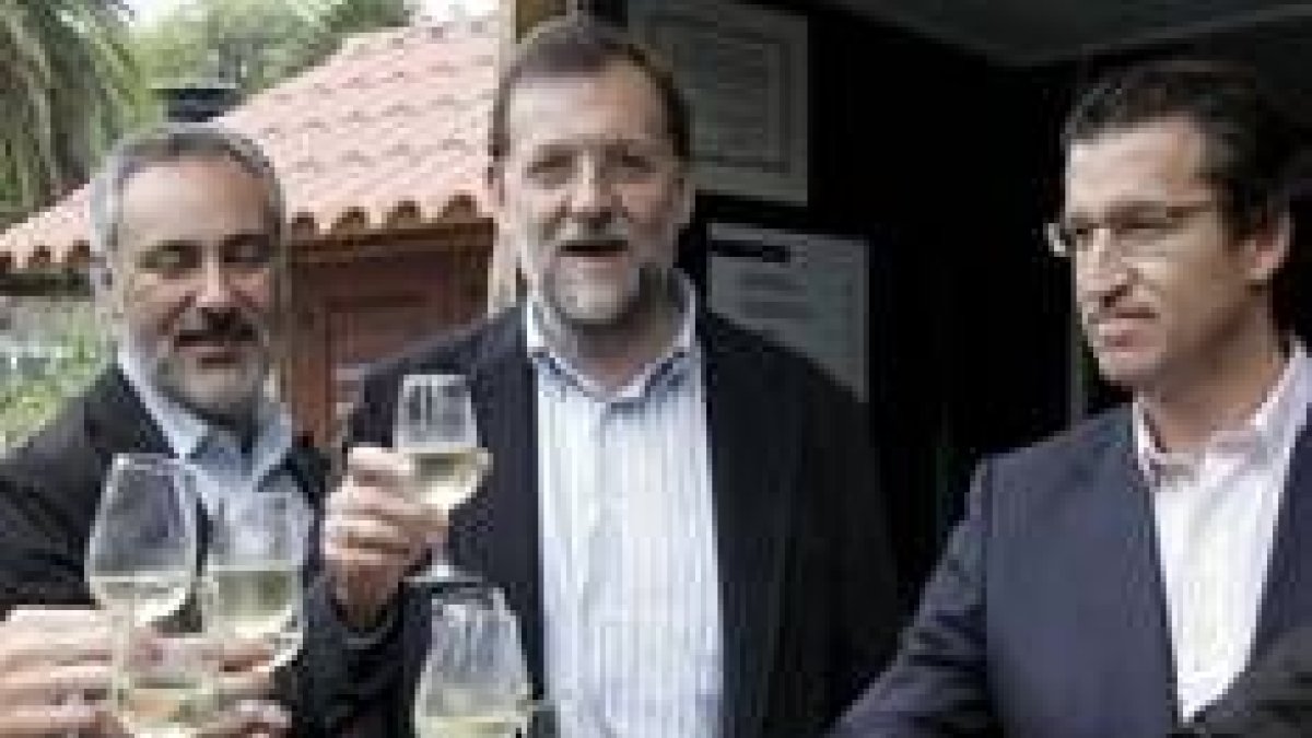 El alcalde de Cambados, Xosé Manuel Cores, junto a Mariano Rajoy y Alberto Núñez Feijoo