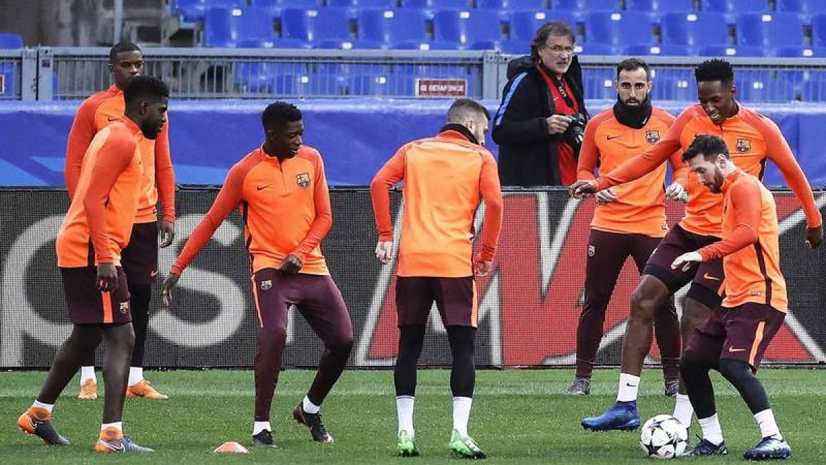 El Barcelona se ejercitó ayer en el terreno de juego donde esta noche se mide a la Roma. ANTIMIANI