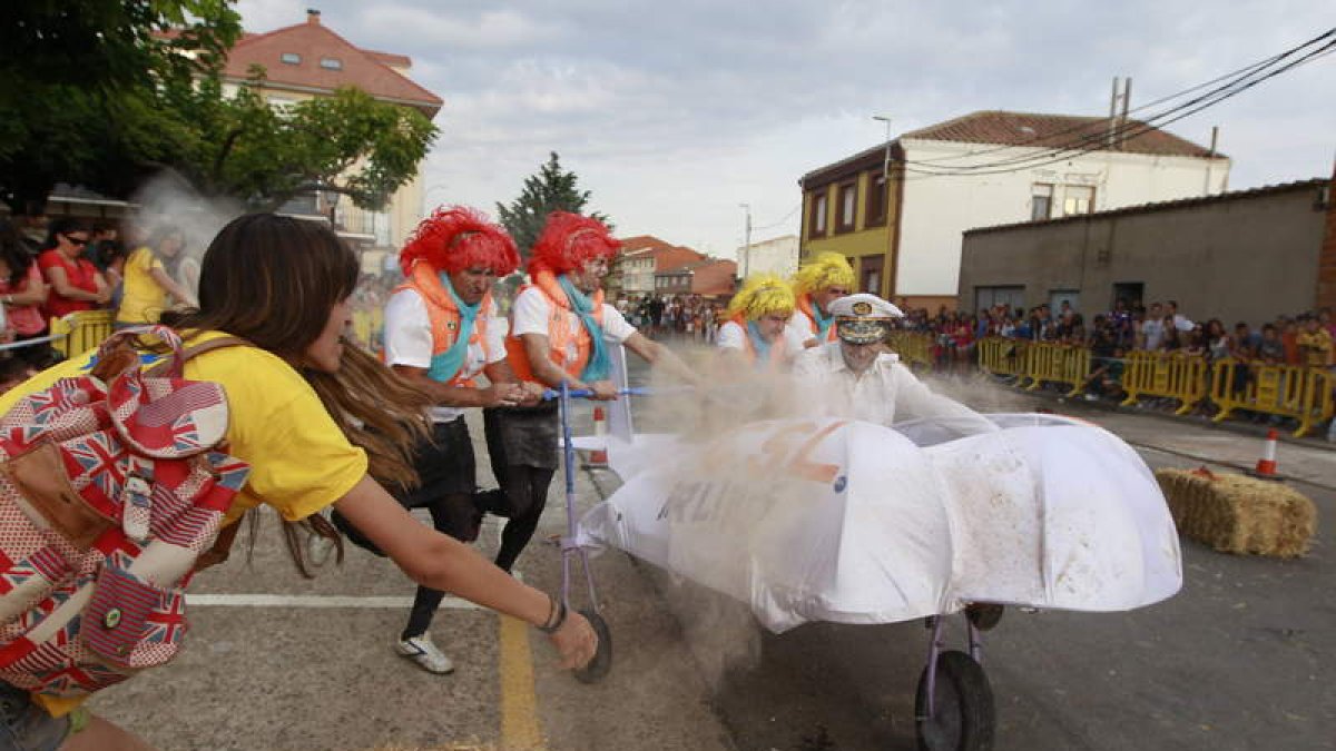 Los participantes en la carrera de camas tuvieron que sortear diversos obstáculos.