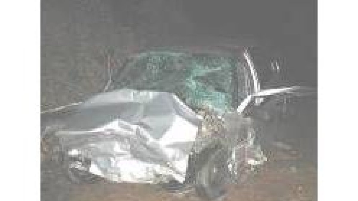 Aspecto del Renault 19 Chamade en el que viajaba la pareja de Fabero herida en el choque frontal