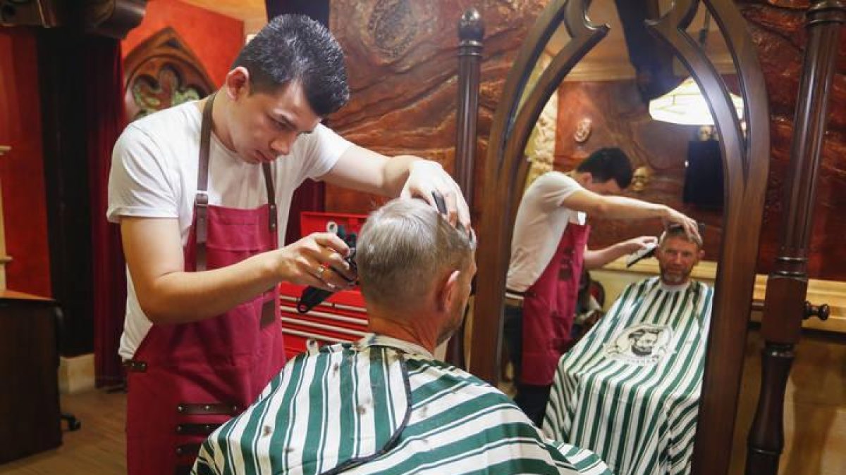 Jornada de cortes de pelo y barba solidarios a favor de Cruz Roja en León a cargo de Tattoo Garci Barber Shop