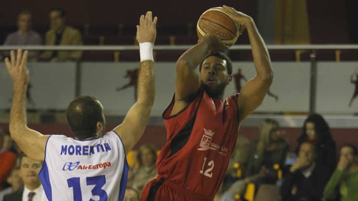 Durley, determinante ayer, ensaya el disparo a canasta ante la oposición de Morentín.
