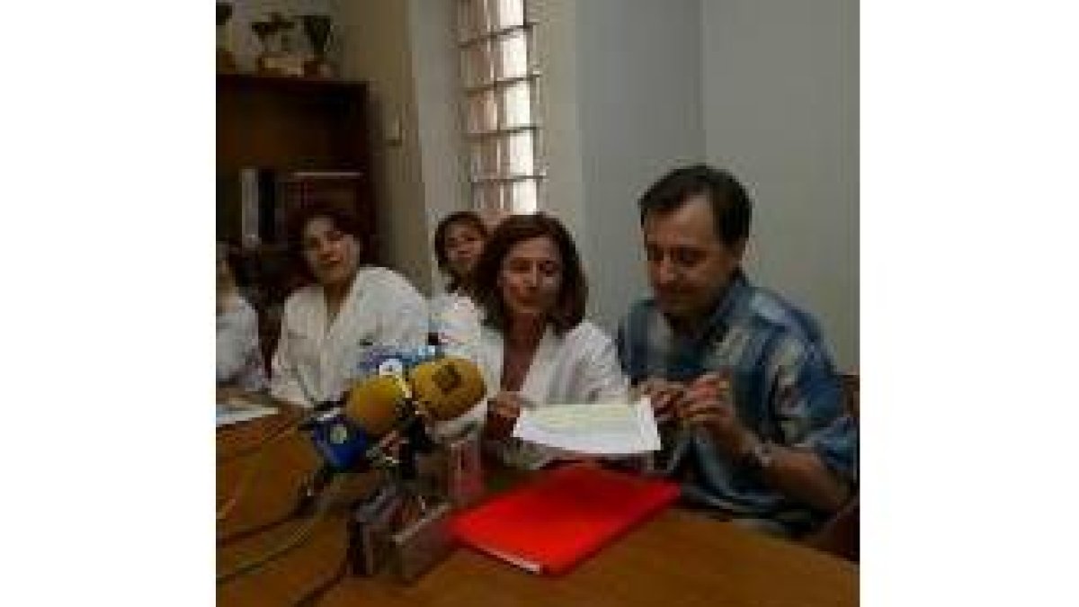 En la imagen, la Junta de Personal muestra su queja ante los medios