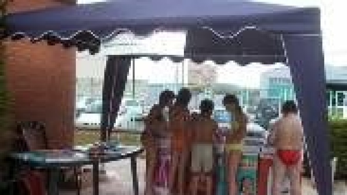 Las bibliotecas de las piscinas municipales son otra opción para pasar el tiempo libre