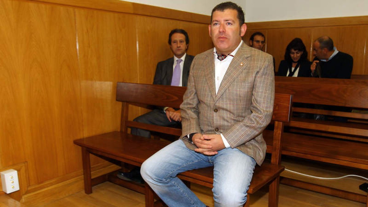 El presidente de la Cultural, Javier Baena, sigue con atención la vista oral en el Juzgado.