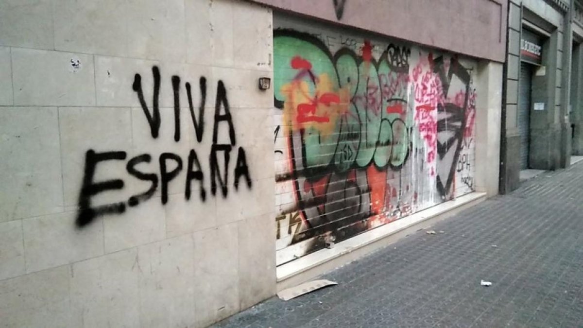 La sede central de la CUP, en Barcelona, amanece con una pintada de Viva España.