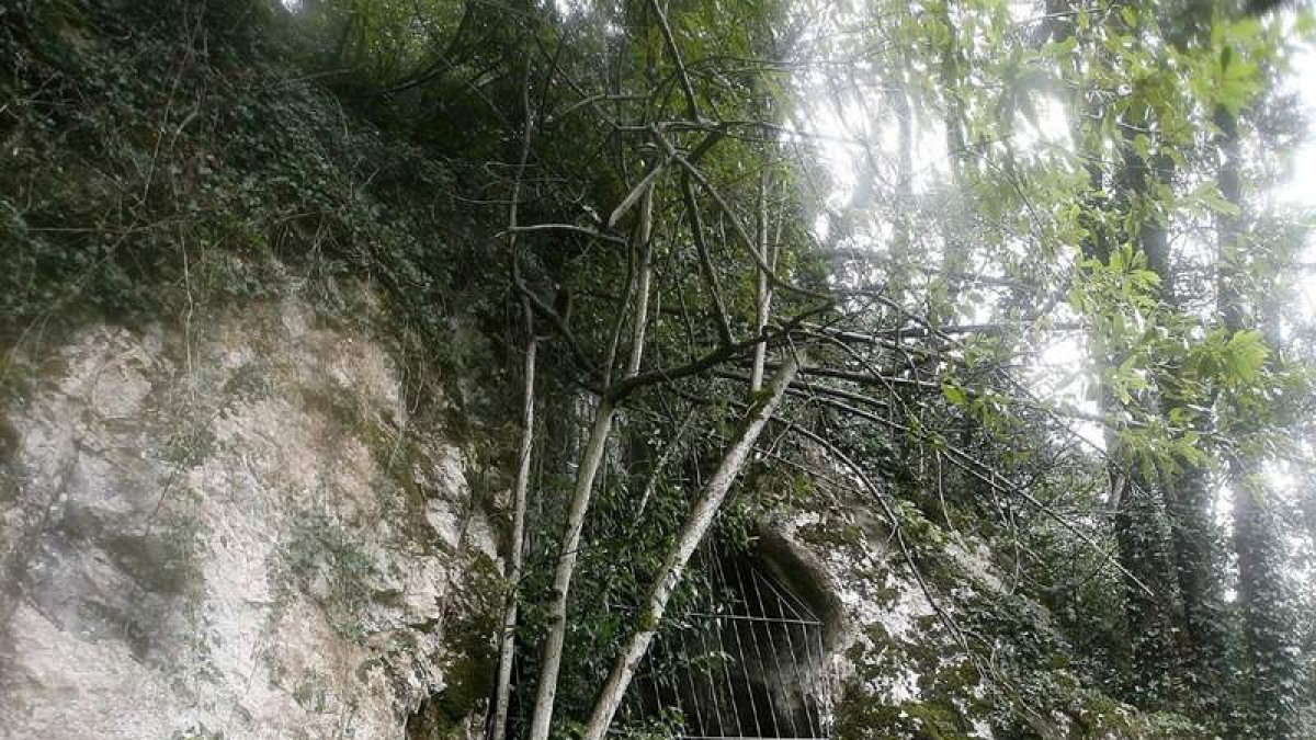 Vista de la entrada del santuario paleolítico, un yacimiento prehistórico único en Europa.
