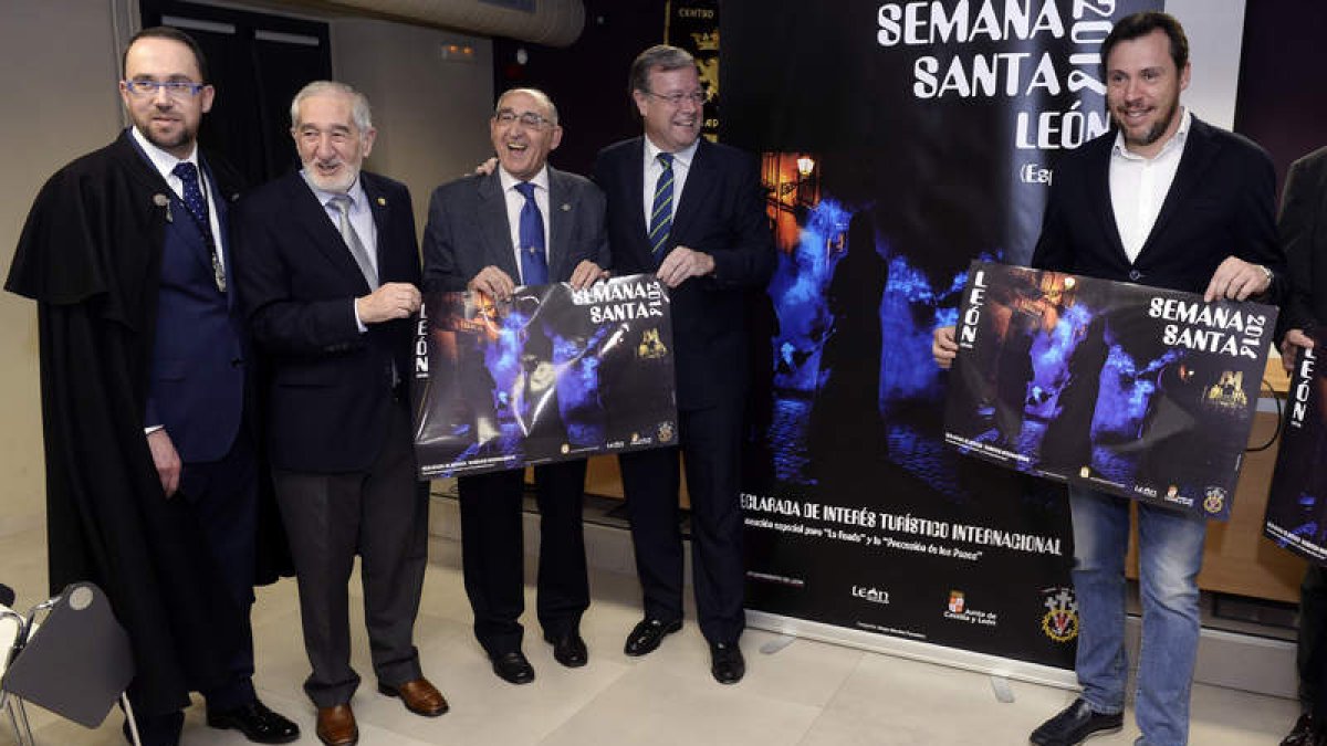Silván y Puente, ayer junto a Jáñez y otros representantes, en Valladolid. NACHO GALLEGO