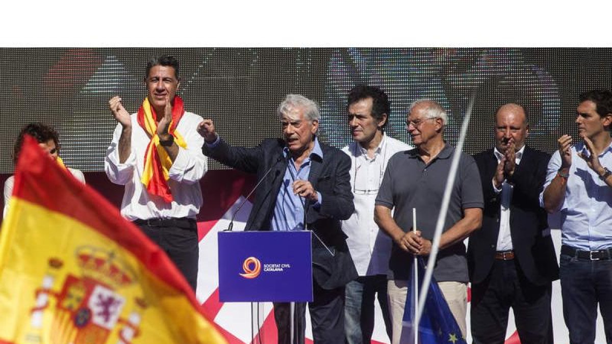 Vargas Llosa y Josep Borrell, en un momento de la comparecencia de ayer. QUIQUE GARCÍA