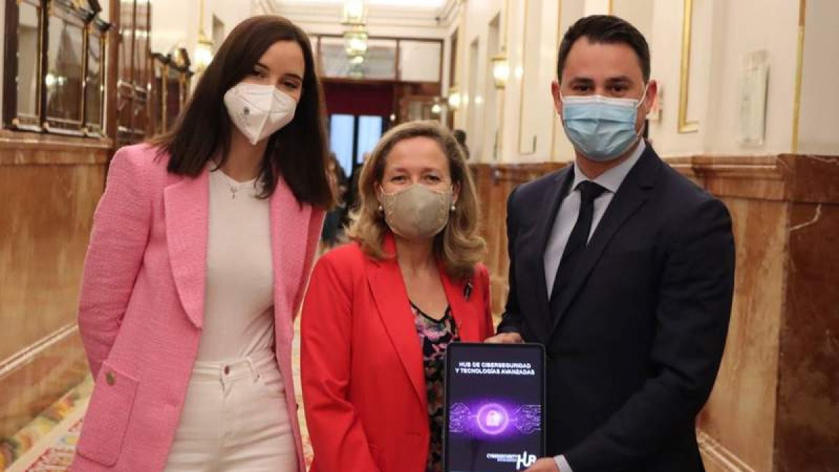 La ministra Nadia Calviño, junto a Cendón y Andrea Fernández. DL