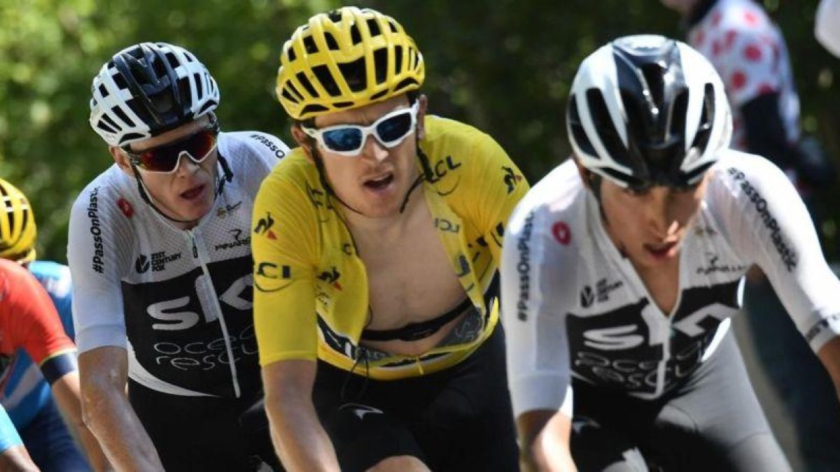 Egan Bernal protege a sus jefes de filas en Sky, Geraint Thomas y Chris Froome, en la dura subida de Alpe dHuez.