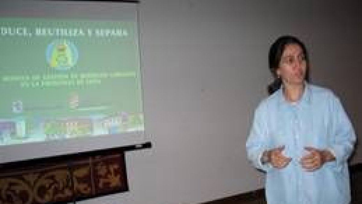 La conferenciante explicó el proceso de clasificación y eliminación de residuos sólidos urbanos