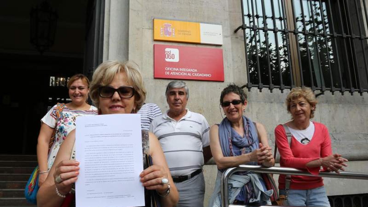 Las asociaciones entregan el documento.